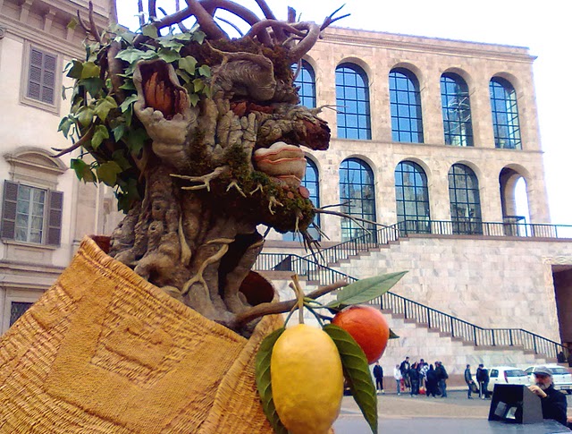 La statua alta 5 metri, in vetroresina, dell'artista contemporaneo americano Philip Haas, giganteggia davanti alla mostra milanese.